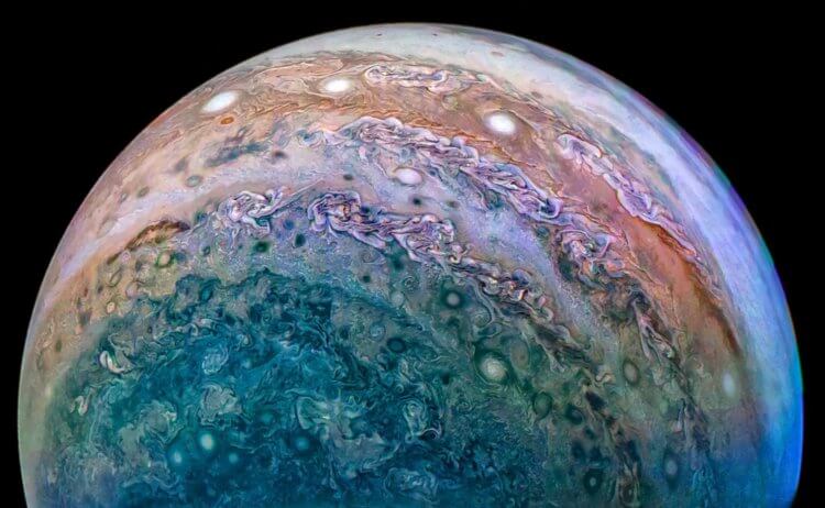 На Юпитере больше воды, чем считалось раньше. О чем это говорит? Переменчивые облака Юпитера в объективе Juno. Фото.