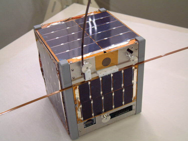 Можно ли взломать орбитальные спутники? Некоторые орбитальные устройства Cubesat имеют массу от 100 грамм до 1 килограмма. Фото.