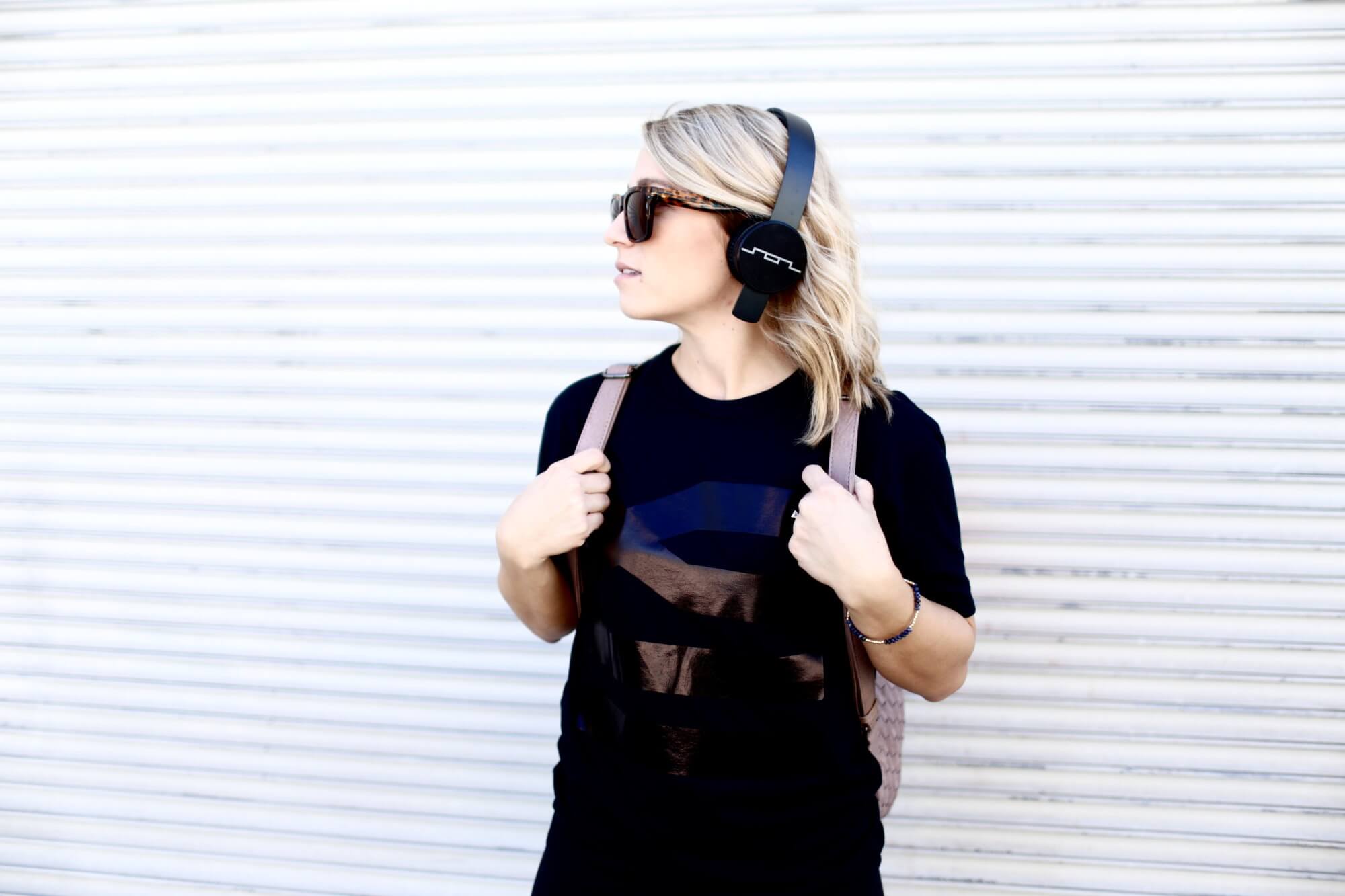 Из-за чего портится слух? Прослушивание музыки в наушниках на высокой громкости тоже может нарушить слух. Фото.