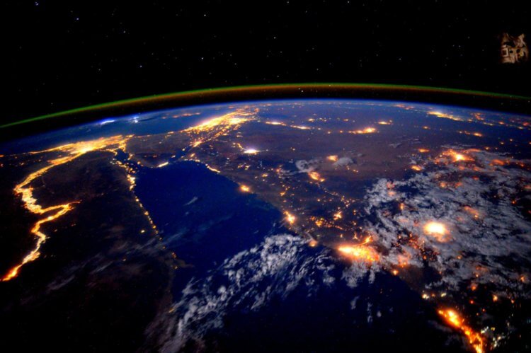 Вред светового загрязнения. Из космоса видно, что Земля светится разными огнями. Фото.