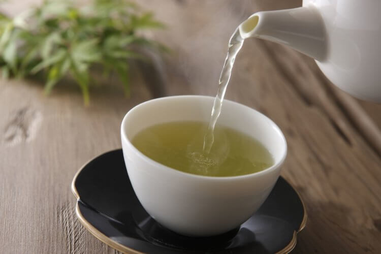 Регулярное употребление чая связано с увеличением продолжительности жизни. Не забудьте налить себе кружечку зеленого чая, пока читаете эту статью. Фото.