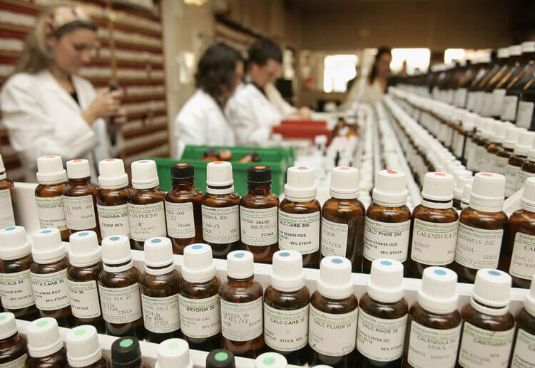 Почему мракобесие опасно для жизни? Продажи гомеопатических препаратов по-прежнему пользуются спросом. Фото.