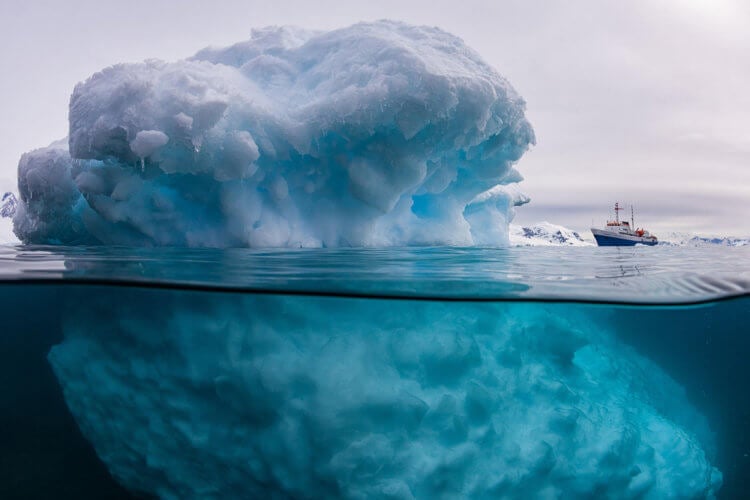 #фото | Как выглядит айсберг под водой? Большая часть айсбергов скрыта под водой. Фото.