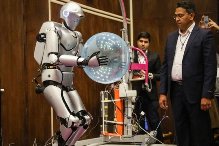 Робот из Ирана научился делать селфи. Может ли Иран стать одной из ведущих держав в области роботостроения? Фото.
