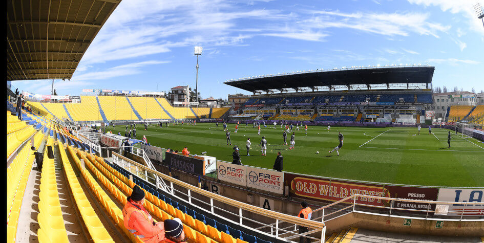 Сейчас все отменили полностью, но матчи Чемпионата Италии по футболу какое-то время выглядели так. Фото.