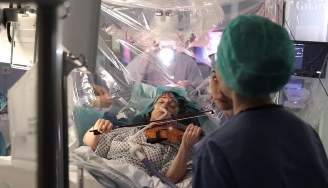 Зачем хирурги попросили женщину играть на скрипке во время операции на мозге? Фото.