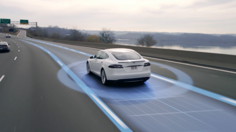 Tesla может отключить автопилот. Автопилот позволяет Tesla самостоятельно добраться до места назначения. Фото.