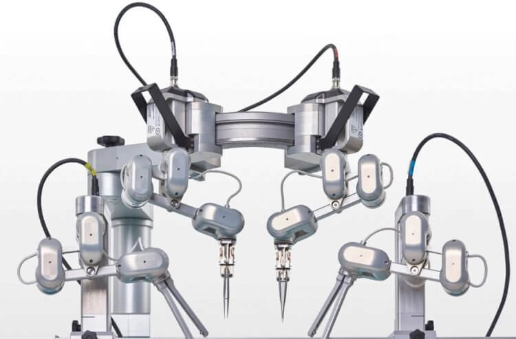Робот для проведения хирургических операций. Робот MUSA умеет сшивать сосуды диаметром до 0,3 миллиметров. Фото.