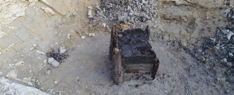 Археологи нашли самый древний деревянный объект, построенный человеком. Старинный колодец выглядит как коробочка из гнилой древесины. Фото.