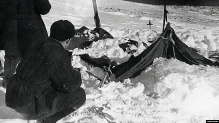 Как трагедия в Уральских горах превратилась в теорию заговора? Спасатели обнаружили открытую и брошенную палатку группы. Фото.
