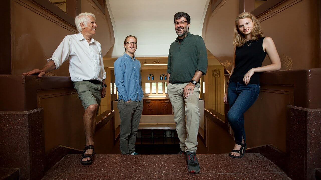 На фото авторы исследования: Мартин Герлах, Беатрис Фарб, Уильям Ревелл и Луис А. Нунес Амарал. Фото.