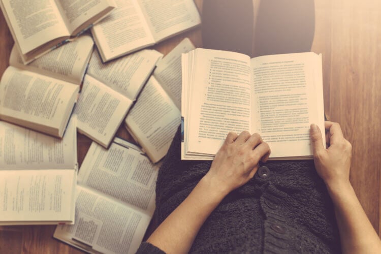 Как читать больше? Многие люди читают по пути на работу или учебу. Фото.
