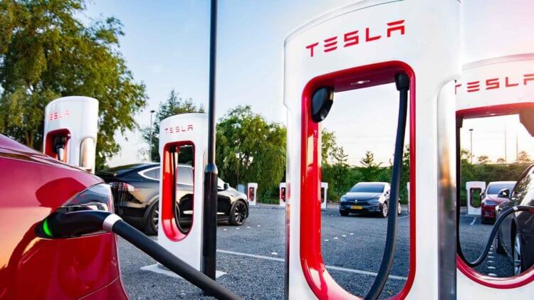 Сколько Tesla может проехать без зарядки. Такая станция позволит зарядить Tesla ну очень быстро. Фото.