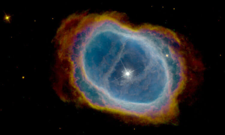 Есть ли жизнь на других планетах? Туманность NGC 3132 с белым карликом в центре — прекрасный пример того, как в далеком будущем будет выглядеть наша Солнечная система. Фото.