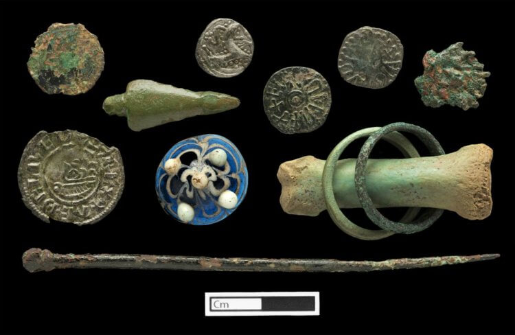 Самая древняя настольная игра. Остальные предметы, найденные на острове Линдисфарн. Фото.