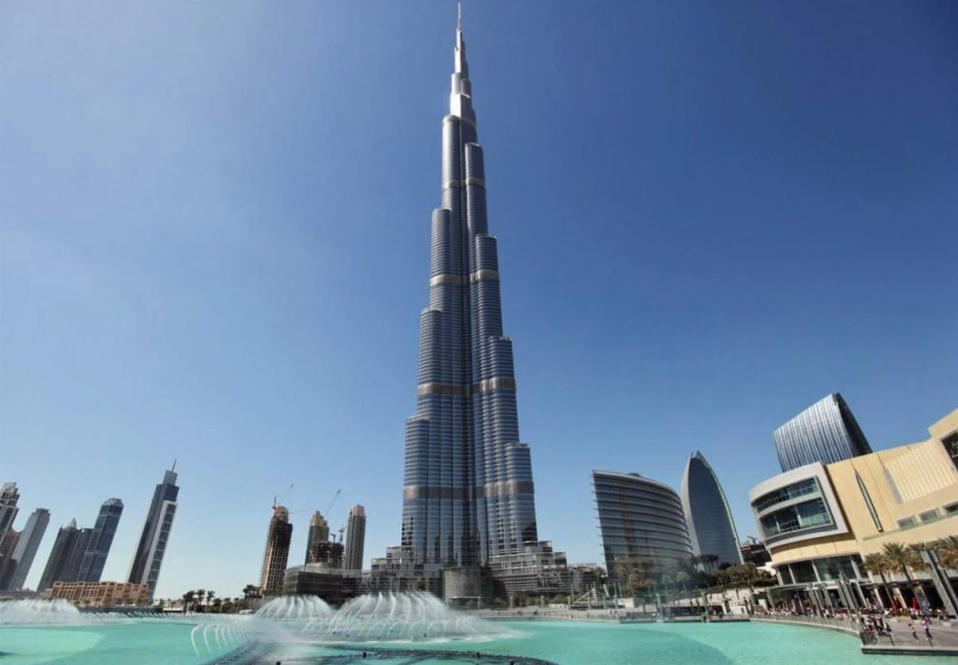 Особенности Бурдж-Халифы. Бурдж-Халифа сейчас выглядит очень красиво. Особенно, когда вокруг нее парк, а не строительная площадка. Фото.