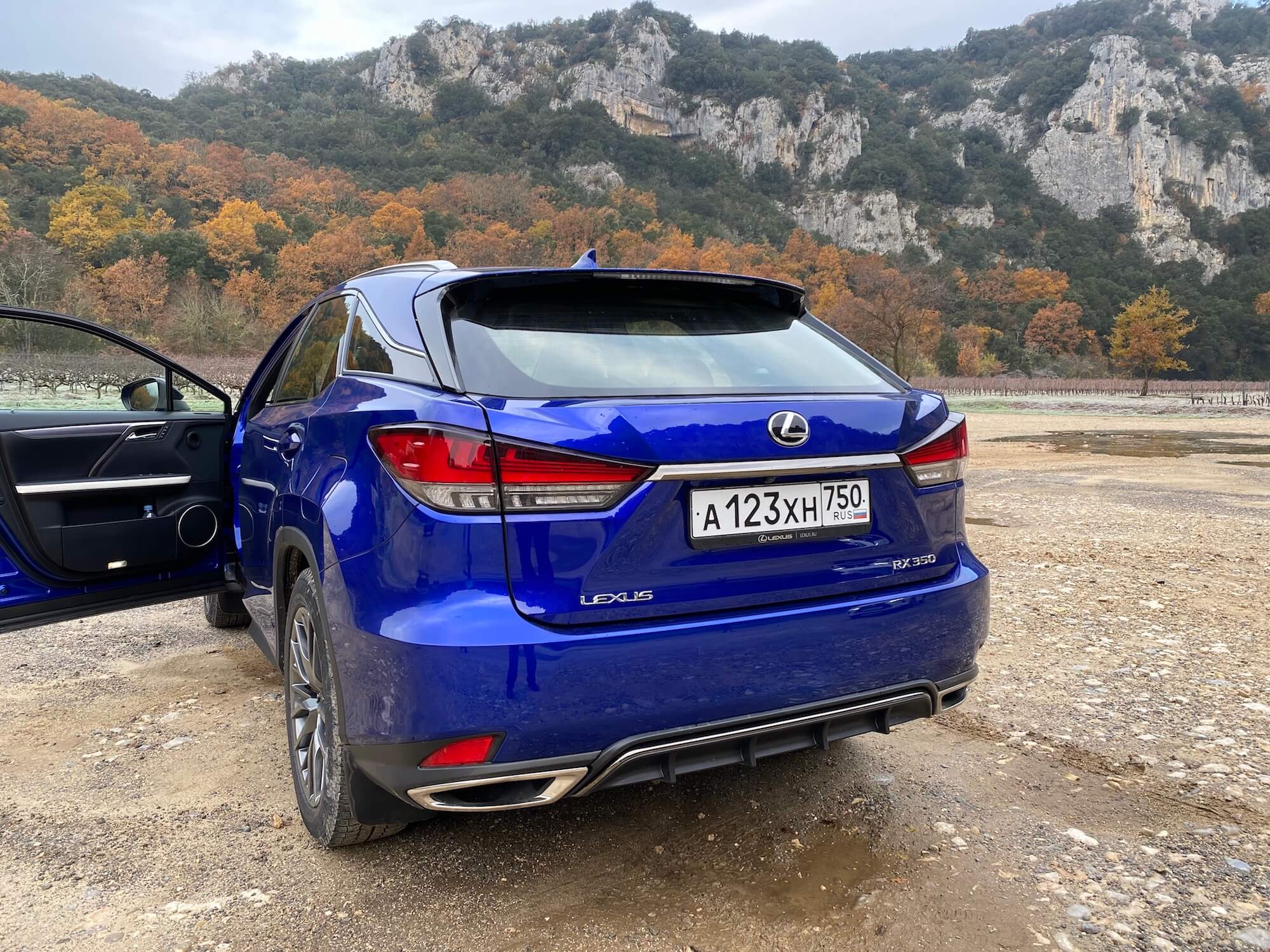 Кстати, машины специально пригнали из Москвы во Францию. Фото.