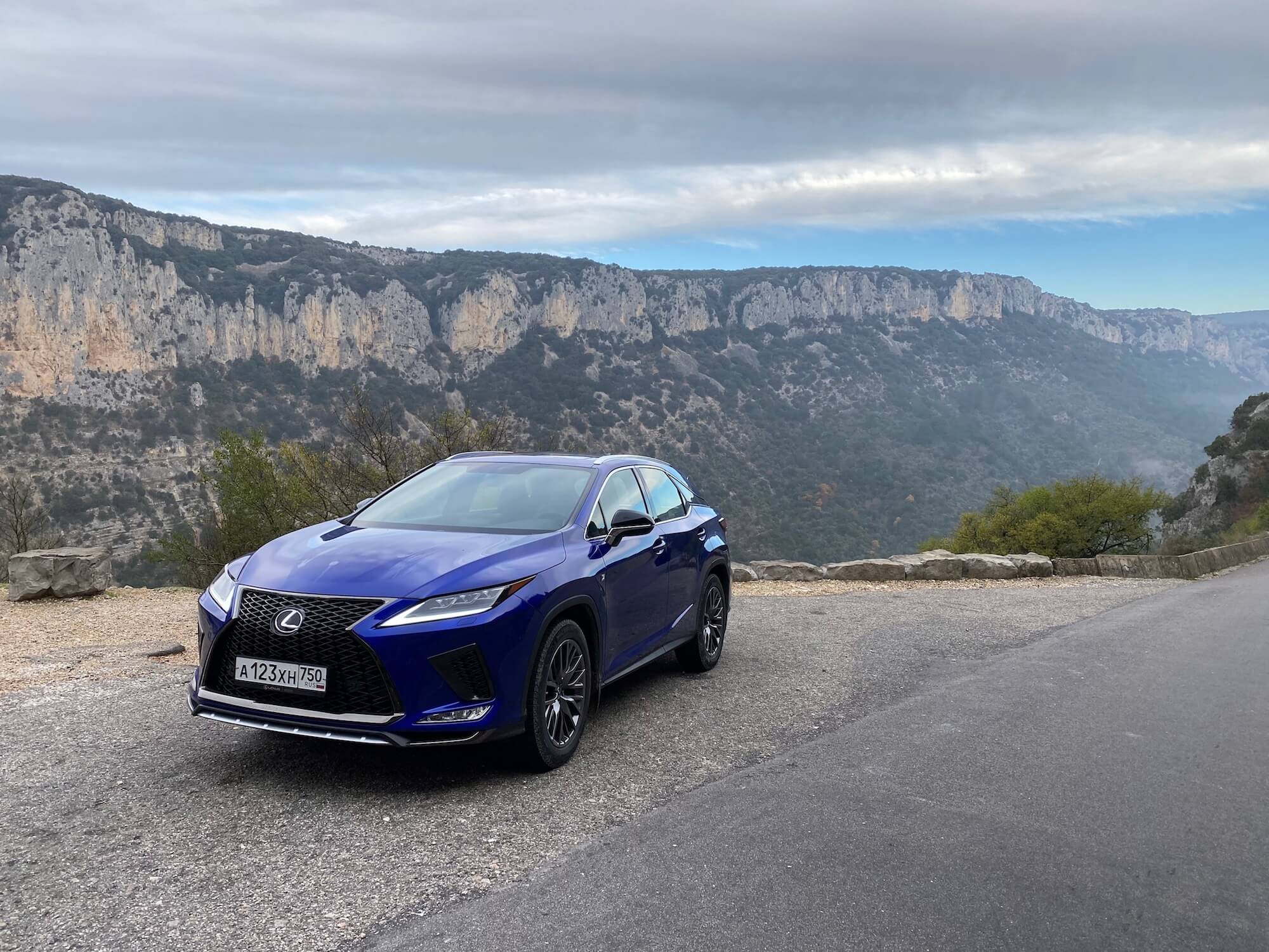 На серпантине F Sport чувствует себя как рыба в воде. Фото.