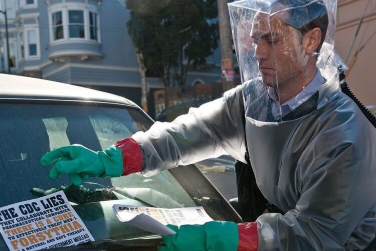 Что происходит в фильме “Заражение”? Персонаж Джуда Лоу разносит листовки с надписью ЦКЗ лгут – лекарство есть. Фото.