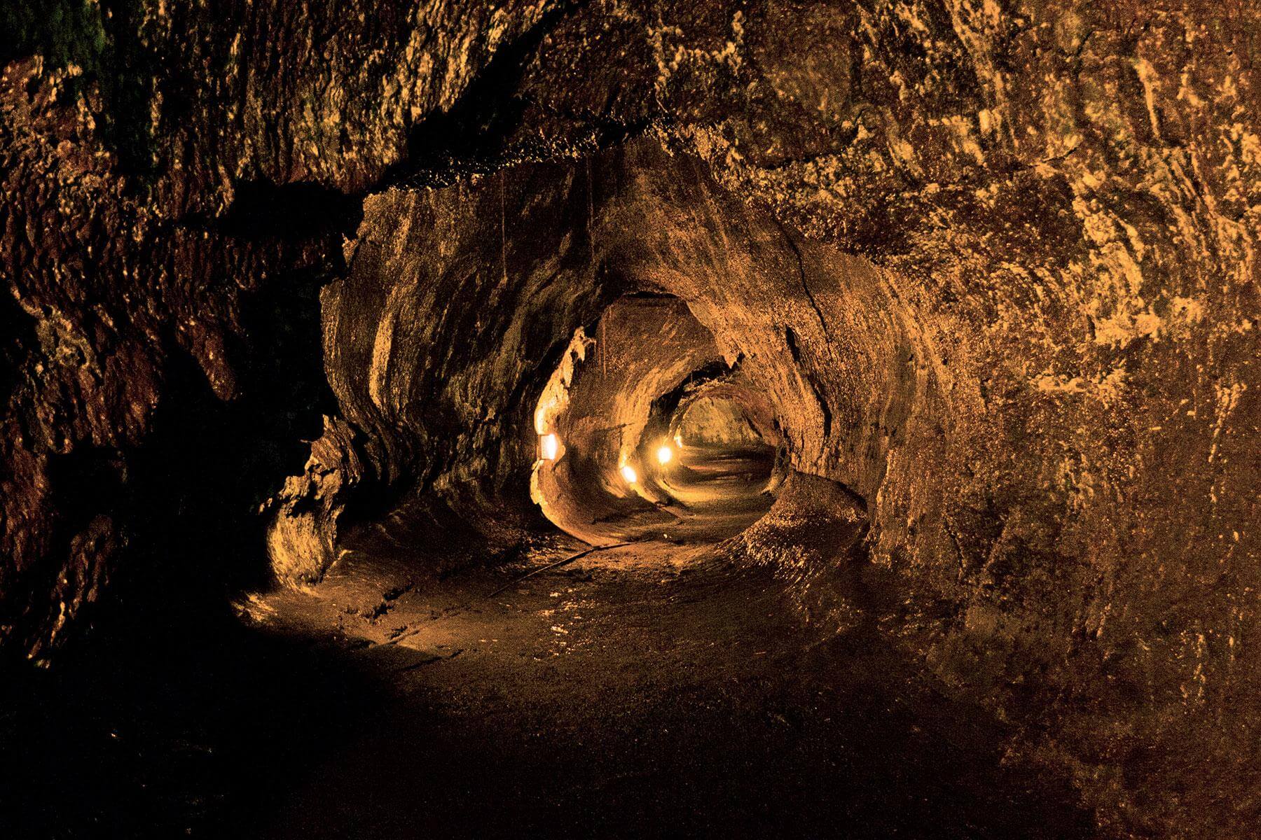 Что находится внутри марсианских гор? Возможно, марсианские лавовые трубки похожи на земные. Если так, может ли в них существовать жизнь? Что находится внутри марсианских гор? Возможно, марсианские лавовые трубки похожи на земные. Если так, может ли в них существовать жизнь? Фото.