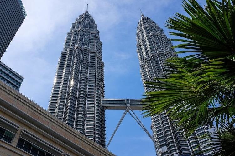 История строительства Бурдж-Халифы. Прекрасные башни Петронас в Малайзии. Это одно из самых изящных сооружение. Во многом из-за соединительного моста. Фото.