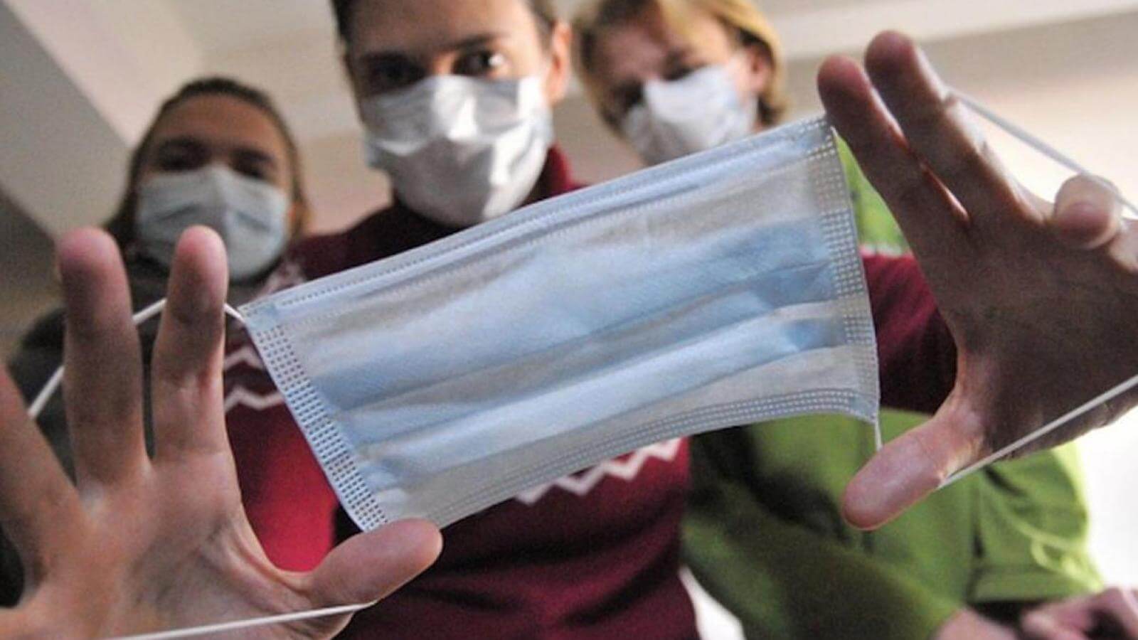 Когда нужно надевать маску? Носить маску можно не больше трех часов. Фото.