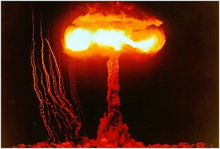 Так выглядит молния, сопровождающая атомный взрыв. Фото.