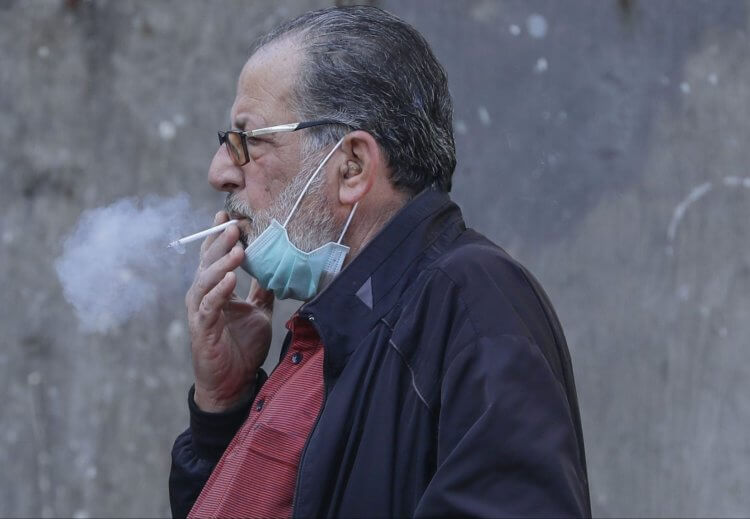 Почему курение во время пандемии – плохая идея? Не повторяйте за этим мужчиной, берегите свои легкие. Фото.