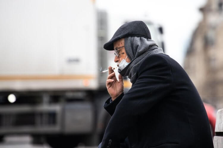 Почему врачи советуют бросить курить во время пандемии CoVID-19? Курение в защитной маске, пожалуй, худшее решение во время пандемии. Фото.