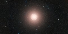 Яркая звезда недалеко от Земли была затуманена космической пылью. Фото.