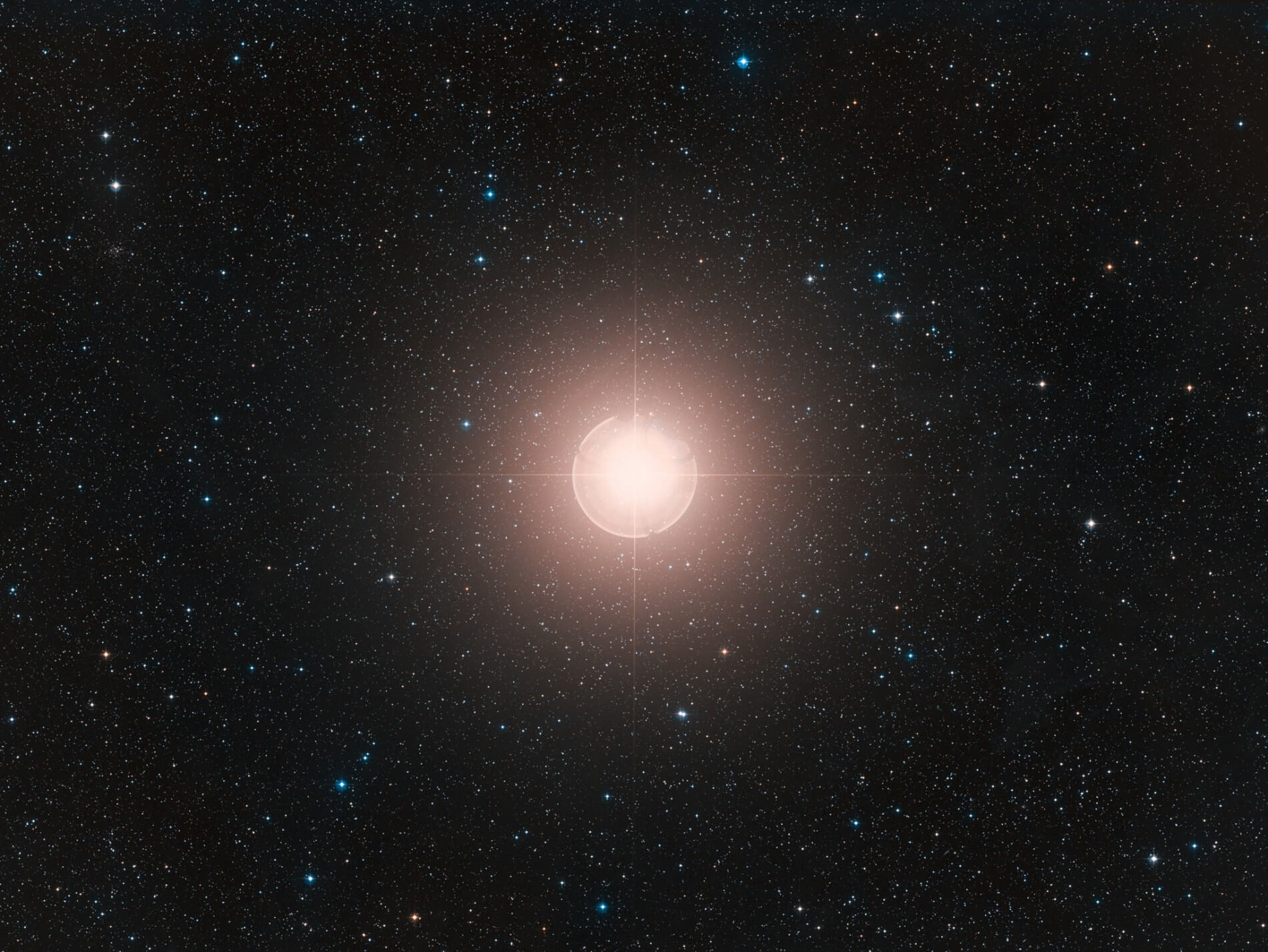 Яркая звезда недалеко от Земли была затуманена космической пылью. Бетельгейзе во всей красе. Фото.