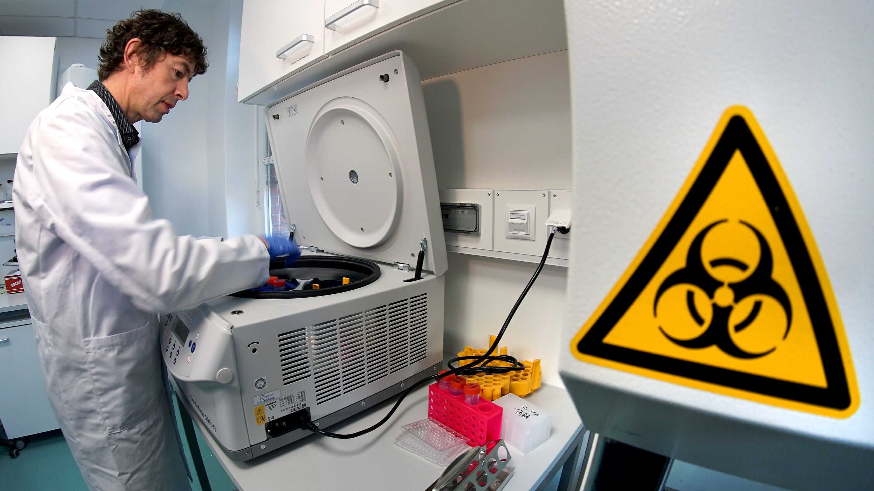 Откуда взялся новый коронавирус? Ученые изучают геномы вирусов и воссоздают их в лабораторных условиях чтобы изобретать вакцины, а не производить биологическое оружие. Откуда взялся новый коронавирус? Ученые изучают геномы вирусов и воссоздают их в лабораторных условиях чтобы изобретать вакцины, а не производить биологическое оружие. Фото.