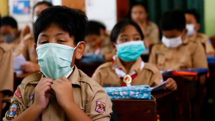 Может ли ребенок заболеть коронавирусом? Почему вирус не «берет» детей? Фото.