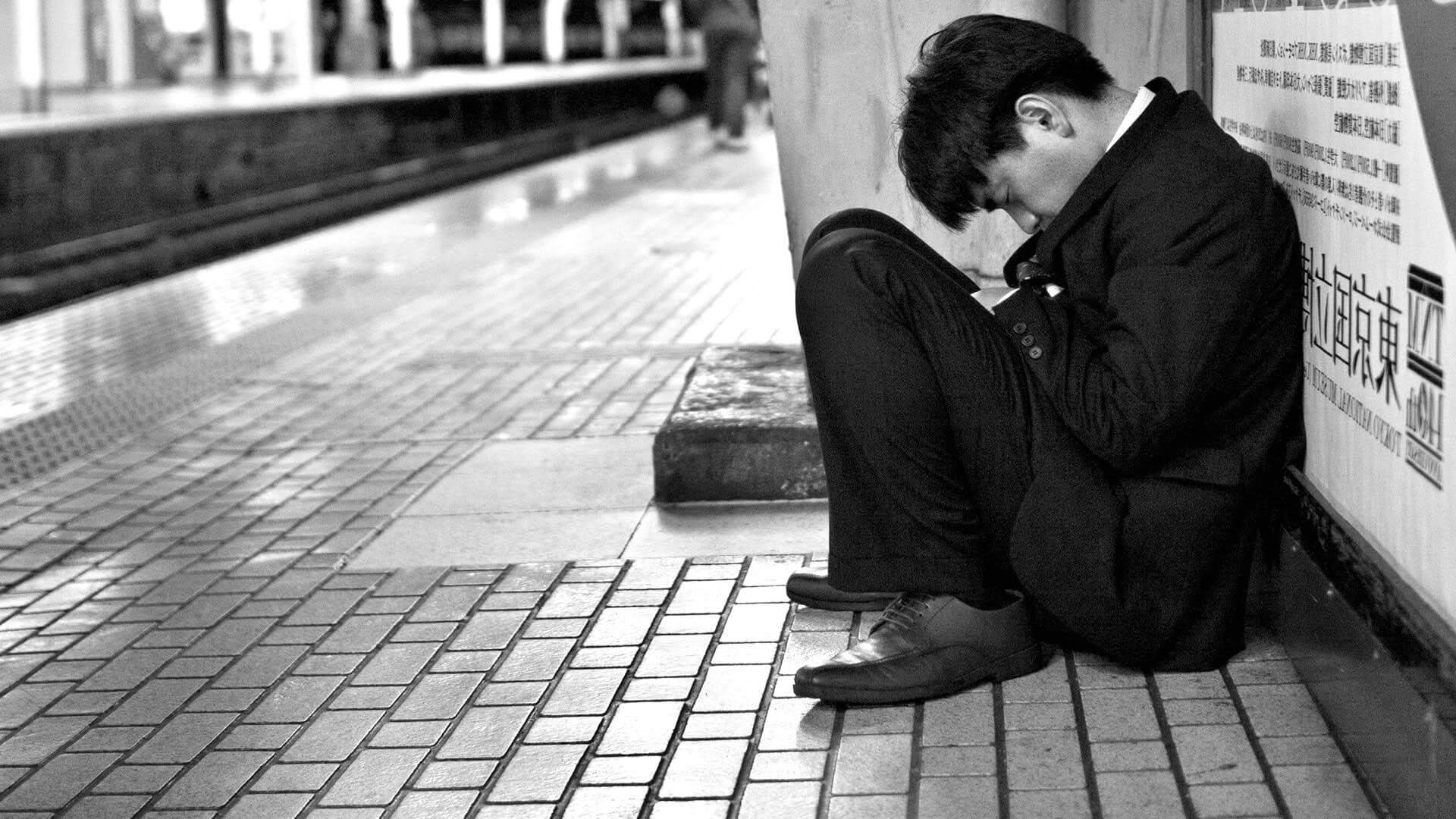 Почему люди долго болеют? В Японии есть даже термин кароси, обозначающий смерть на рабочем месте из-за переработки. Фото.