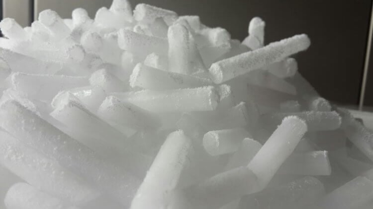 Как безопасно использовать сухой лед? Так выглядит сухой лед в гранулах. Фото.