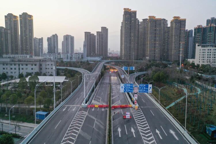 Почему введение карантина – лучший способ борьбы с пандемией CoVID-19? Пустые улицы китайских городов – одновременно красивое и пугающее зрелище. Фото.