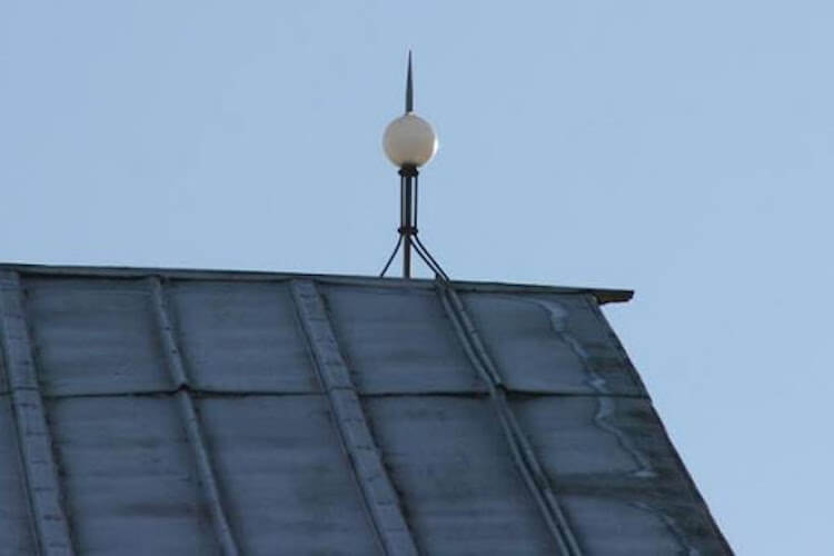 Опасно ли попадание молнии в машину, самолет, дом. Так выглядит громоотвод на крыше дома. Фото.