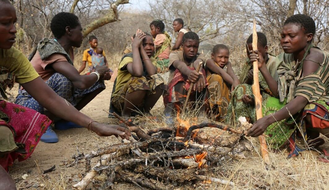 Представители народа хадза любят подолгу сидеть у костра. Фото.