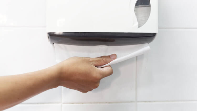 Как правильно сушить руки? Бумажные полотенца все-таки наиболее предпочтительный вариант сушки рук. Фото.