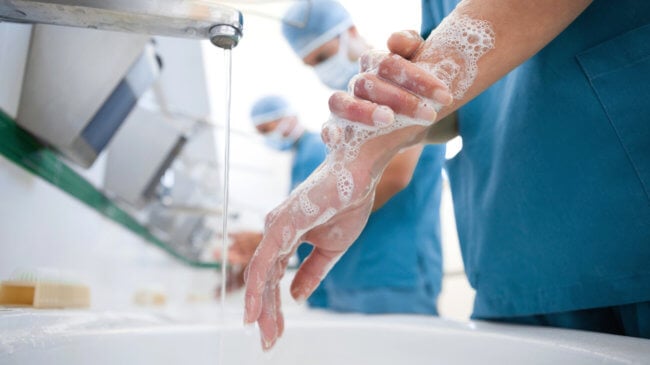 Чтобы не заразиться коронавирусом, нужно не только мыть руки, но и сушить их. Фото.
