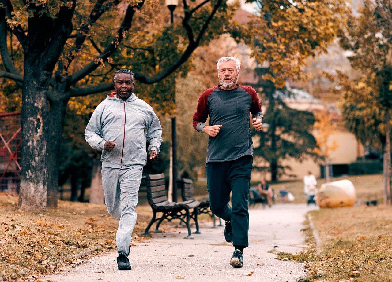 Здоровый образ жизни, правильное питание и спорт помогут сохранить здоровье с возрастом. Фото.