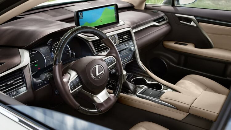 Мультимедийная система Lexus RX. Интерьер автомобиля, конечно, хорош — у японцев определенно есть вкус. Фото.
