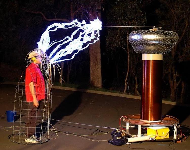 Опасно ли попадание молнии в машину, самолет, дом. Так выглядит клетка Фарадея. Человек в безопасности. Фото.