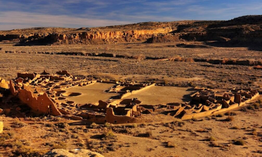 Внутри города Пуэбло-Бонито могли проводиться священные обряды, но дерево явно не играло в них никакой роли. Фото.