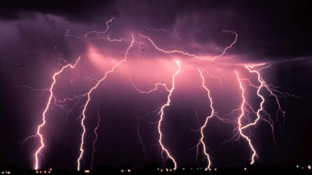 Почему люди боятся гроз и молний. Молния зачаровывает и пугает одновременно. Фото.