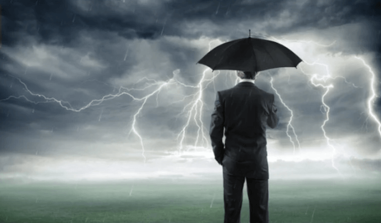 Опасно ли попадание молнии для человека. Мало кто захочет быть убитым молнией. Фото.