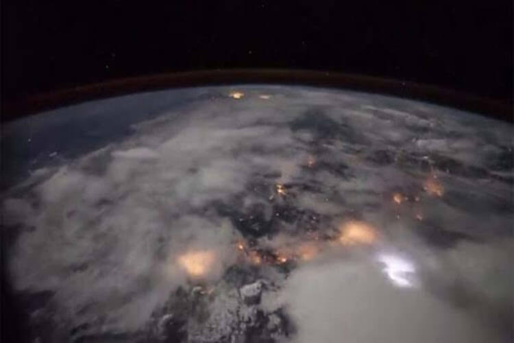 Статистика ударов молний. Так молнии выглядят их космоса. Фото.