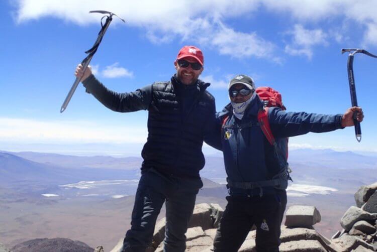 Кто живет на вершине самого высокого действующего вулкана в мире? Биолог Джей Шторц (слева) и альпинист Марио Перес Мамани (справа). Фото.