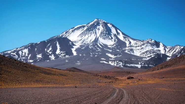 Кто живет на вершине самого высокого действующего вулкана в мире? Вулкан Льюльяйльяко расположен на границе Чили и Аргентины, в самой сухой пустыне в мире — Атакама. Фото.