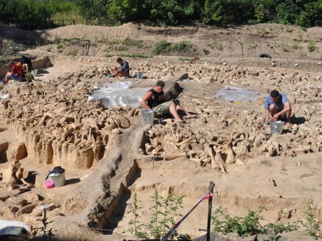 Возраст костяного сооружения оценивается в 25 тысяч лет. Фото.